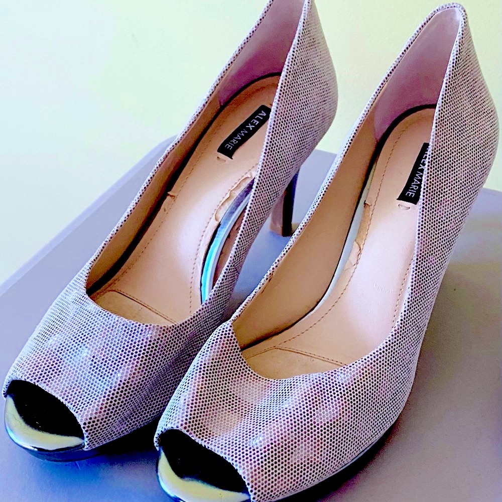 Shiny pumps, Beautiful heliographic shine.